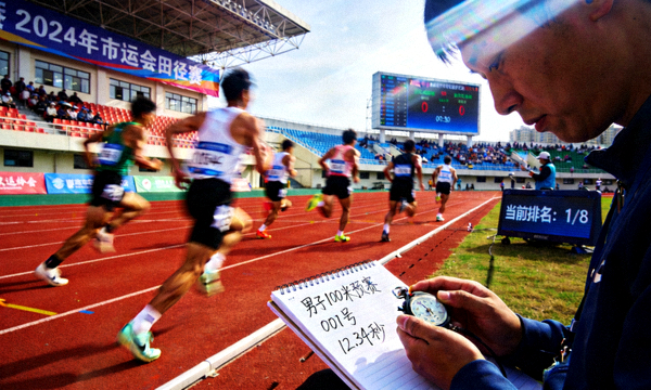 跑道与田径运动赛事实况记录场景